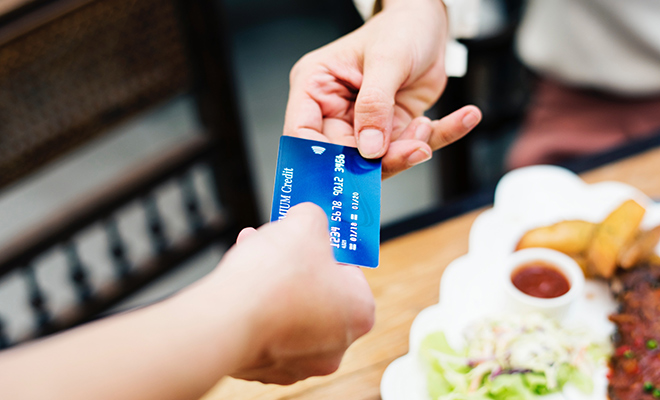 Post: O cartão de crédito nunca sai de sua carteira sozinho